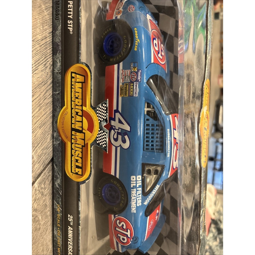 Ertl 1/18 Scale Diecast 7805 - Richard Petty STP 25th Anniversary Nascar